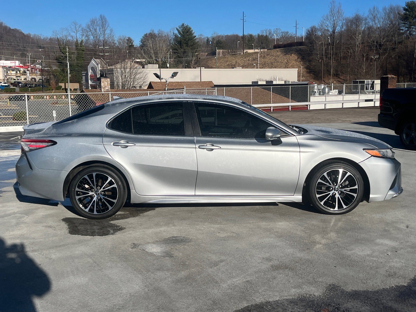 Used 2018 Toyota Camry SE image 2