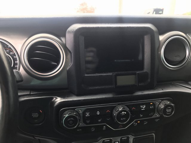 Used 2018 Jeep Wrangler Unlimited Sahara w/ Cold Weather Group image 13