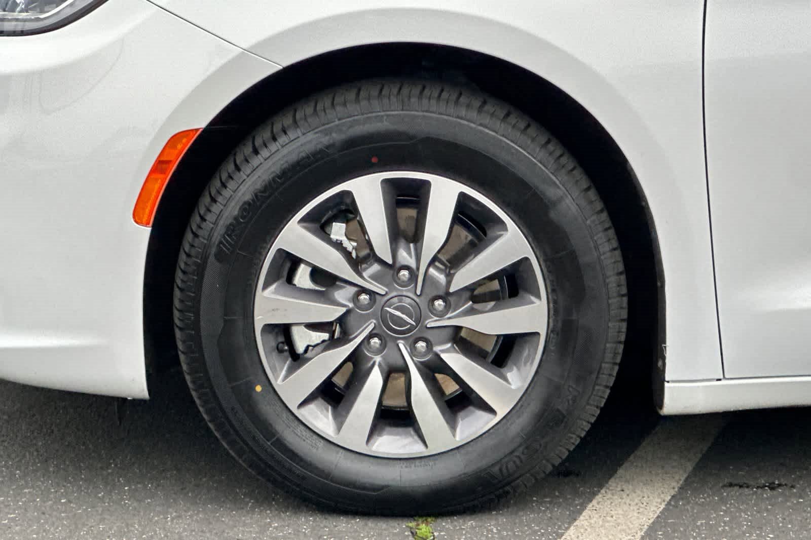 Used 2024 Chrysler Pacifica Select image 28