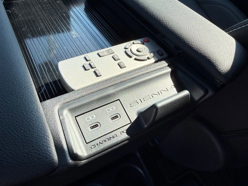 Used 2025 Toyota Sienna XSE w/ XSE Plus Package image 29