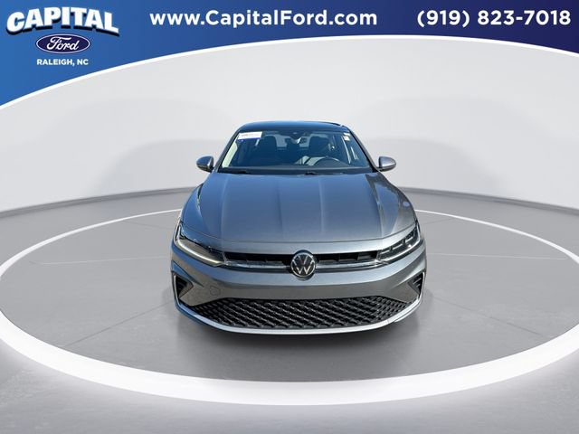 Used 2025 Volkswagen Jetta SE FWD image 3