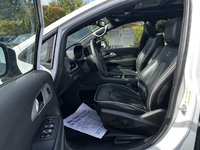 Used 2024 Chrysler Pacifica Premium FWD image 19