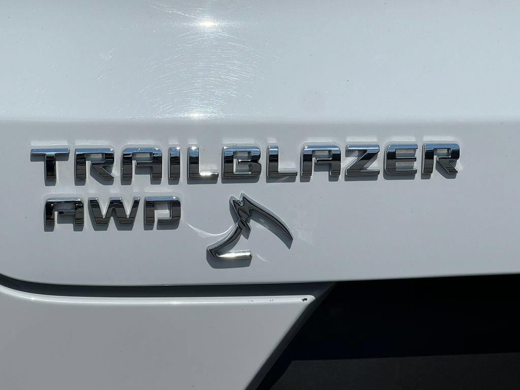 Used 2025 Chevrolet TrailBlazer LT AWD/4WD image 2