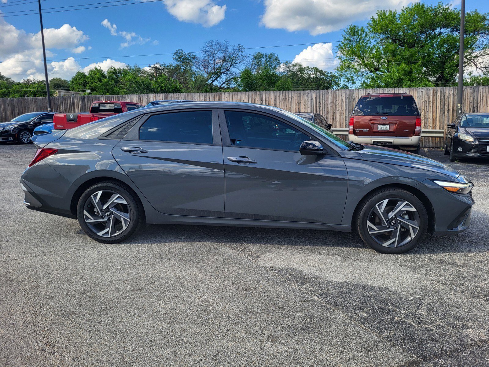 Used 2025 Hyundai Elantra Sport FWD image 2