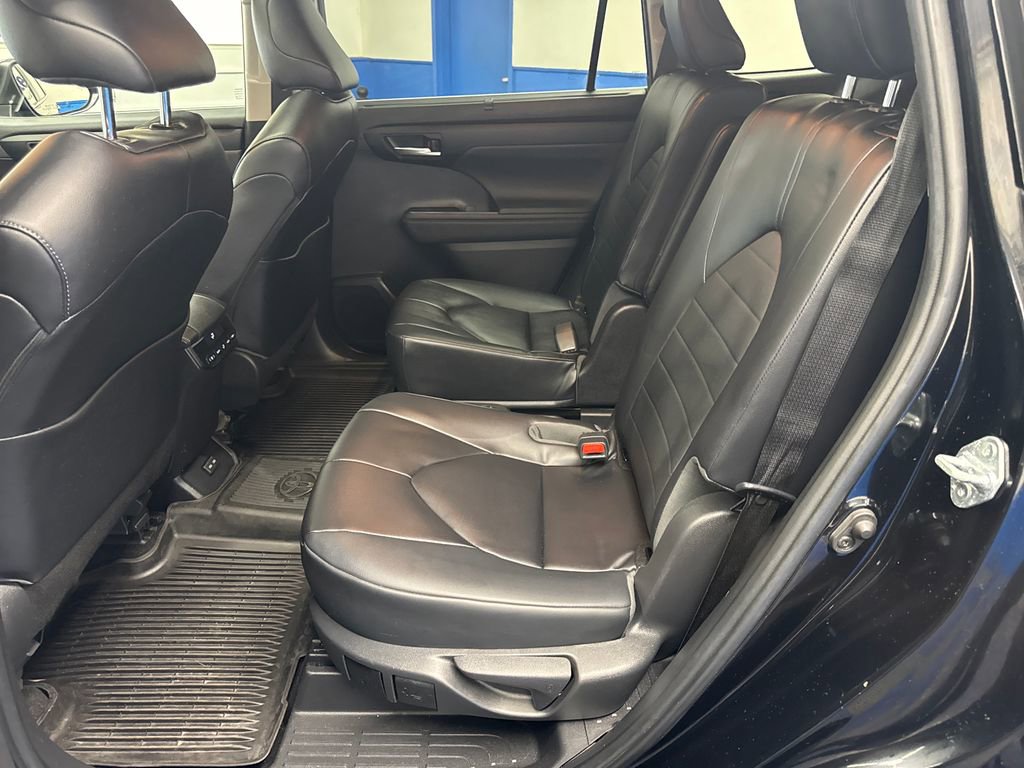 Used 2023 Toyota Highlander XLE AWD/4WD image 33
