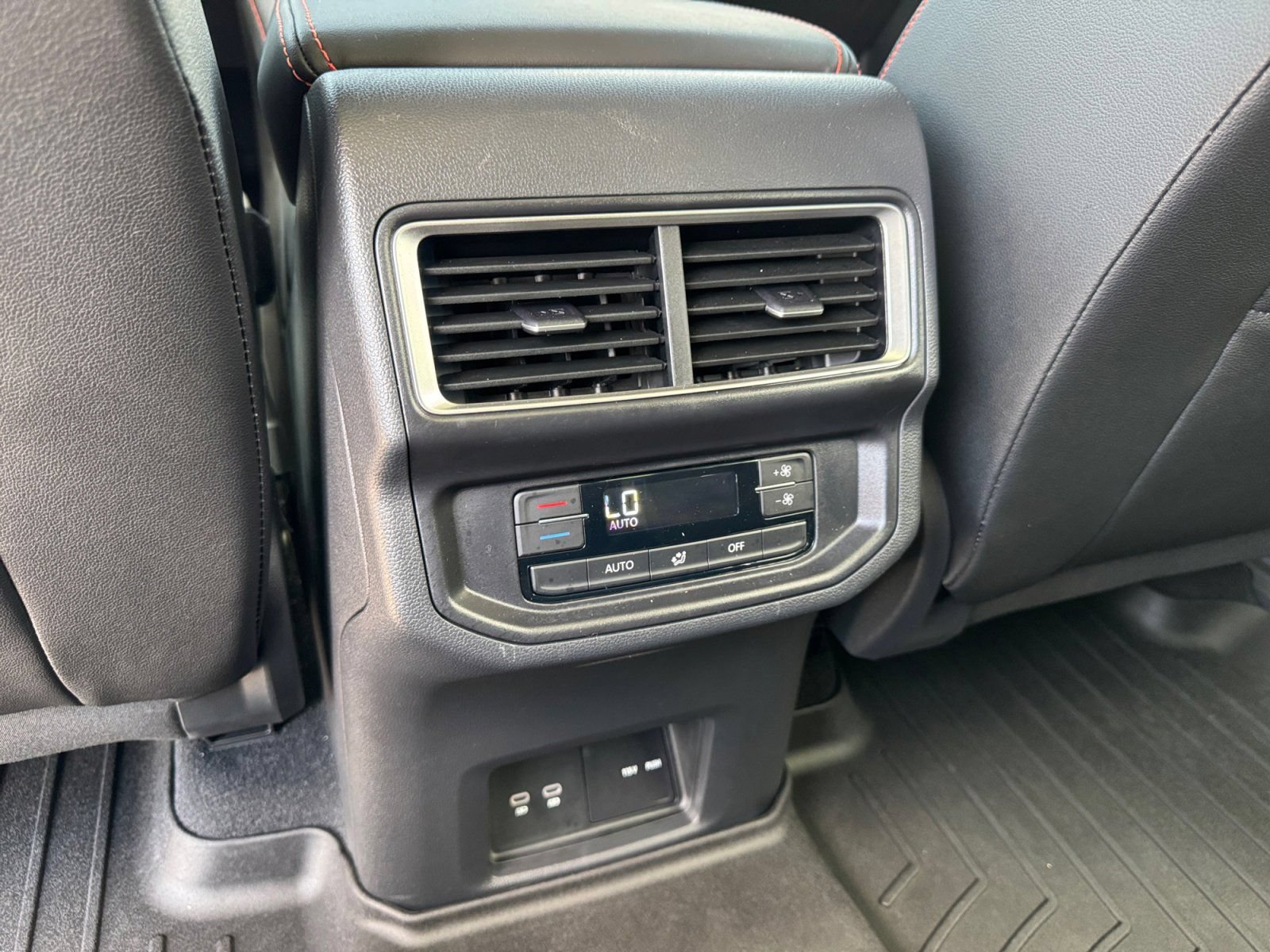 Used 2025 Volkswagen Atlas Peak Edition SE AWD/4WD image 18