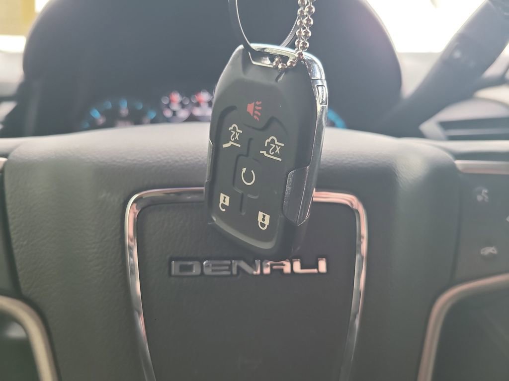 Used 2020 GMC Yukon Denali w/ Denali Premium Package image 32