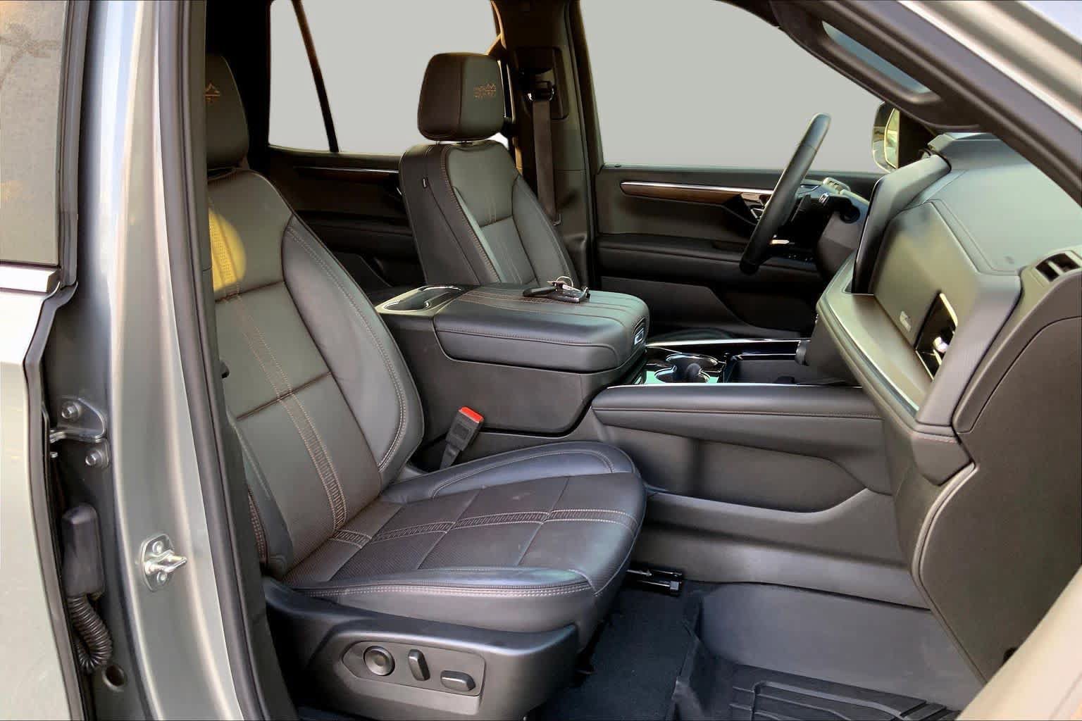 Used 2025 Chevrolet Tahoe High Country AWD/4WD image 9