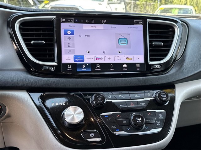 Used 2024 Chrysler Pacifica Touring-L image 26