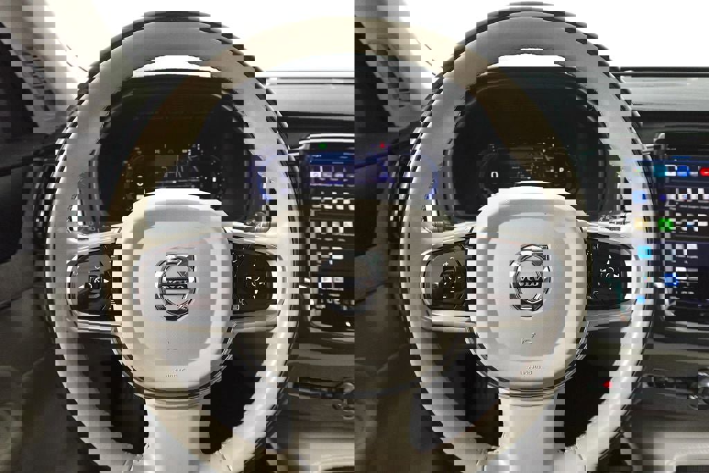 Used 2023 Volvo XC90 B6 Ultimate w/ Protection Package Premier image 14