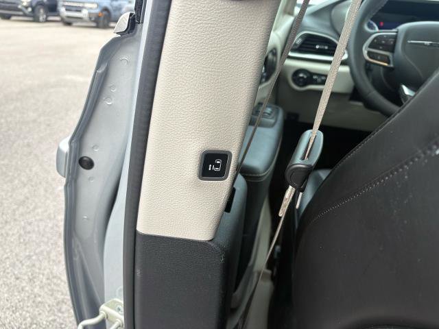 Used 2024 Chrysler Pacifica Touring-L image 23