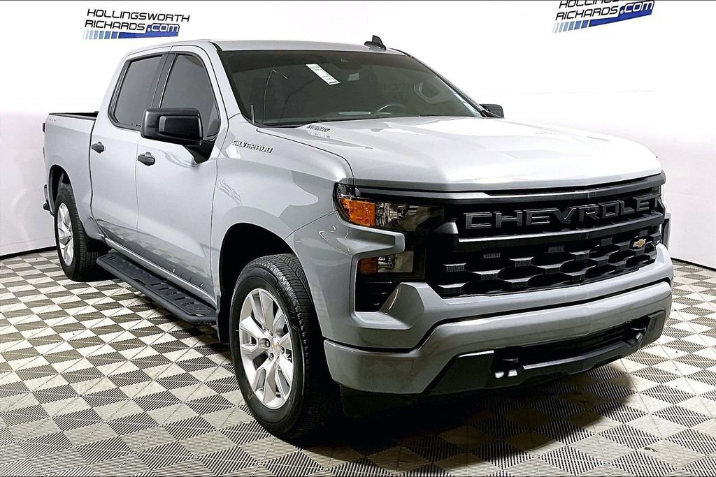 Used 2025 Chevrolet Silverado 1500 Custom image 3