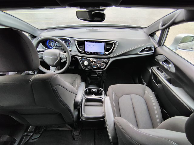 Used 2022 Chrysler Pacifica Touring FWD image 2