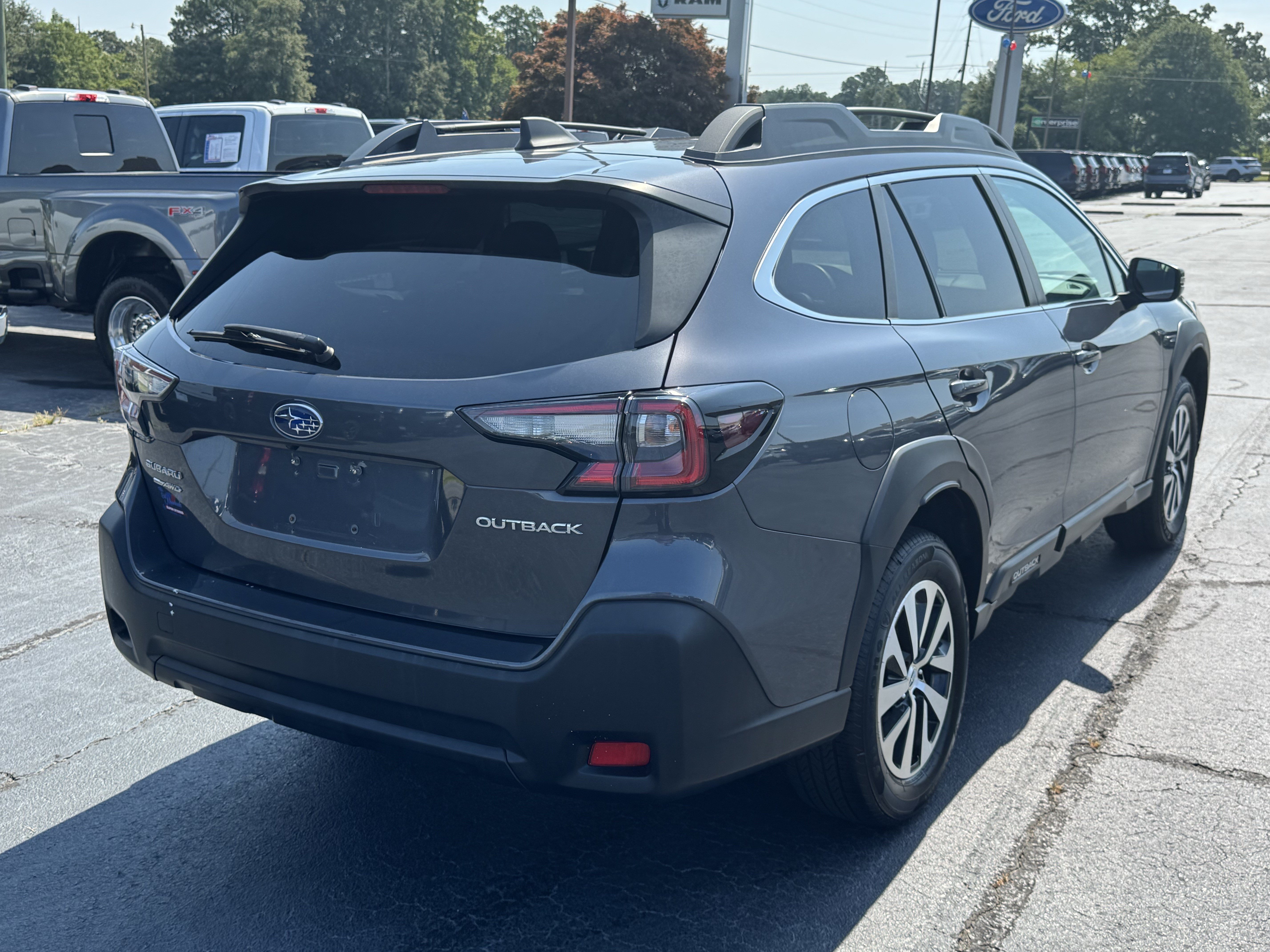 Used 2023 Subaru Outback Premium AWD/4WD image 5