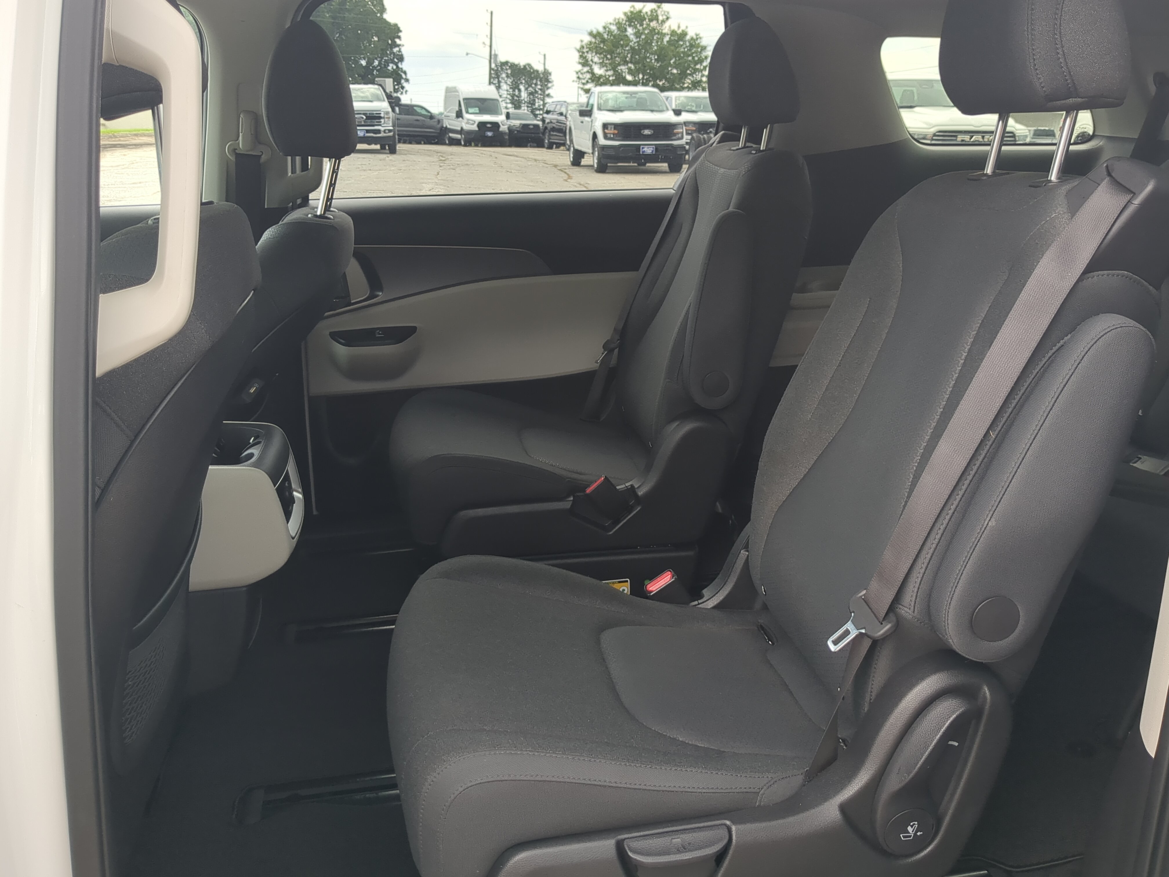 Used 2023 Kia Carnival LX FWD image 12