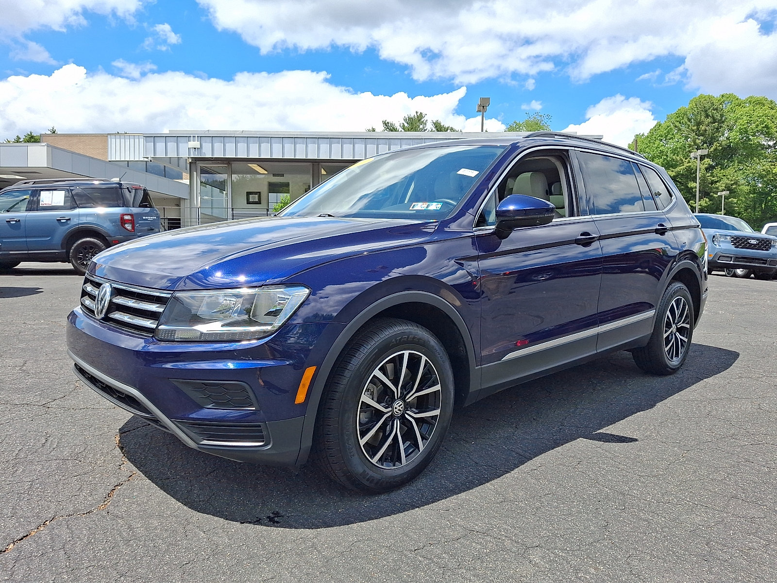 Used 2021 Volkswagen Tiguan SE w/ Panoramic Sunroof Package AWD/4WD image 3