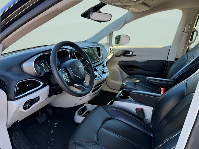 Used 2024 Chrysler Pacifica Touring-L FWD image 3