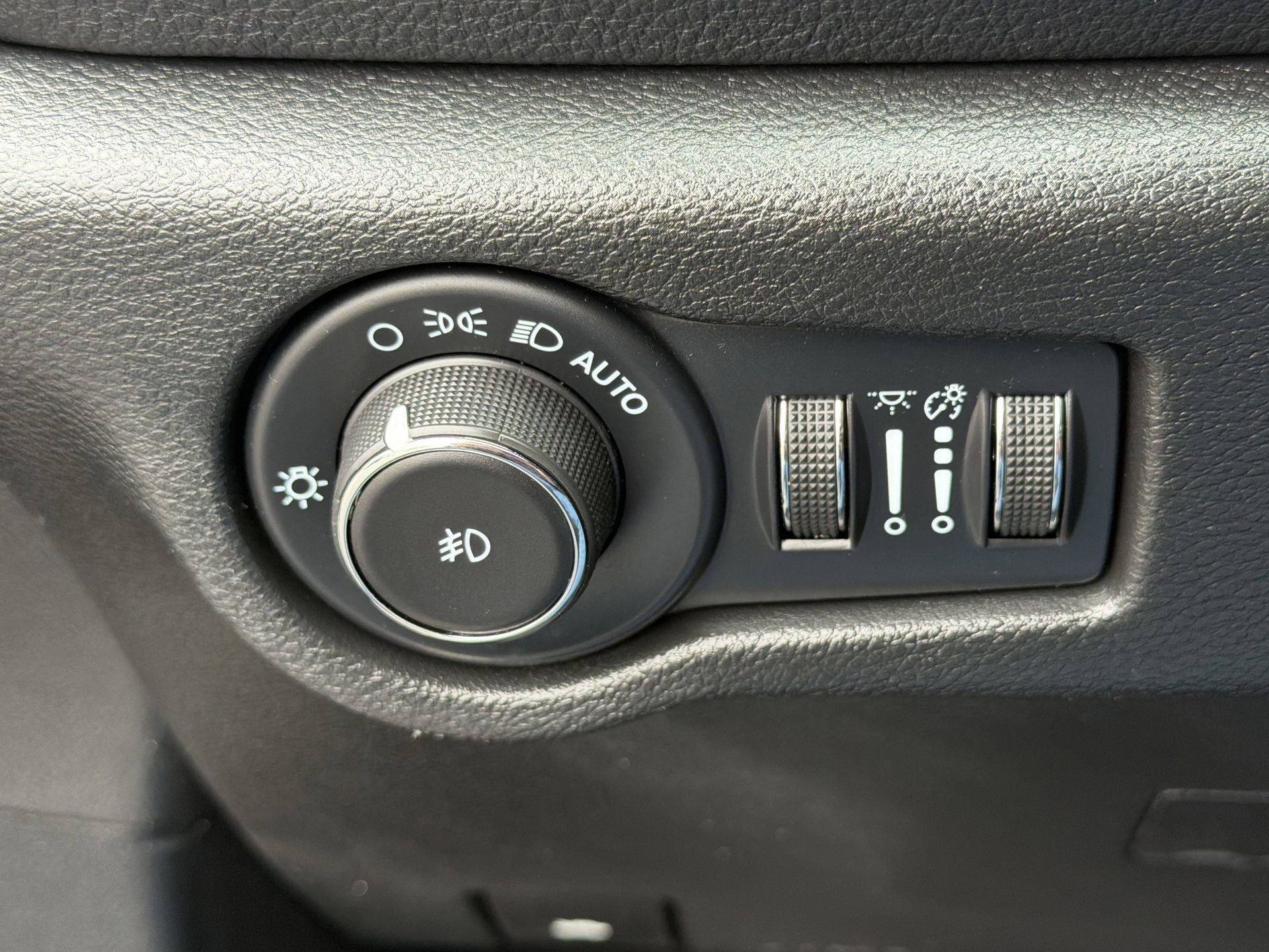 Used 2023 Chrysler Pacifica Touring image 23