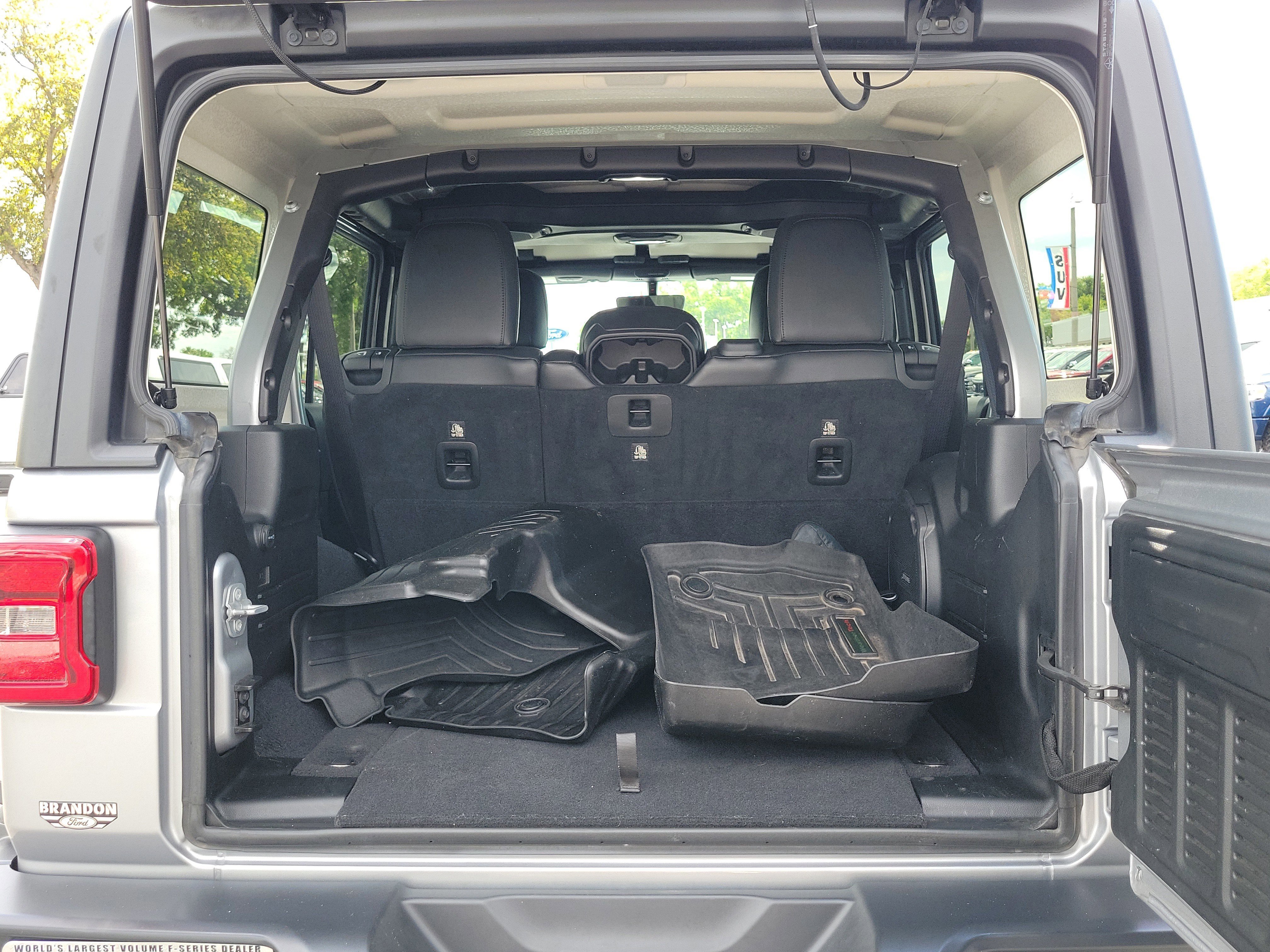 Used 2018 Jeep Wrangler Unlimited Sahara image 9