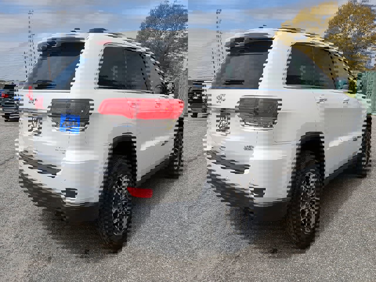 Used 2019 Jeep Grand Cherokee Laredo w/ Laredo X Package image 4