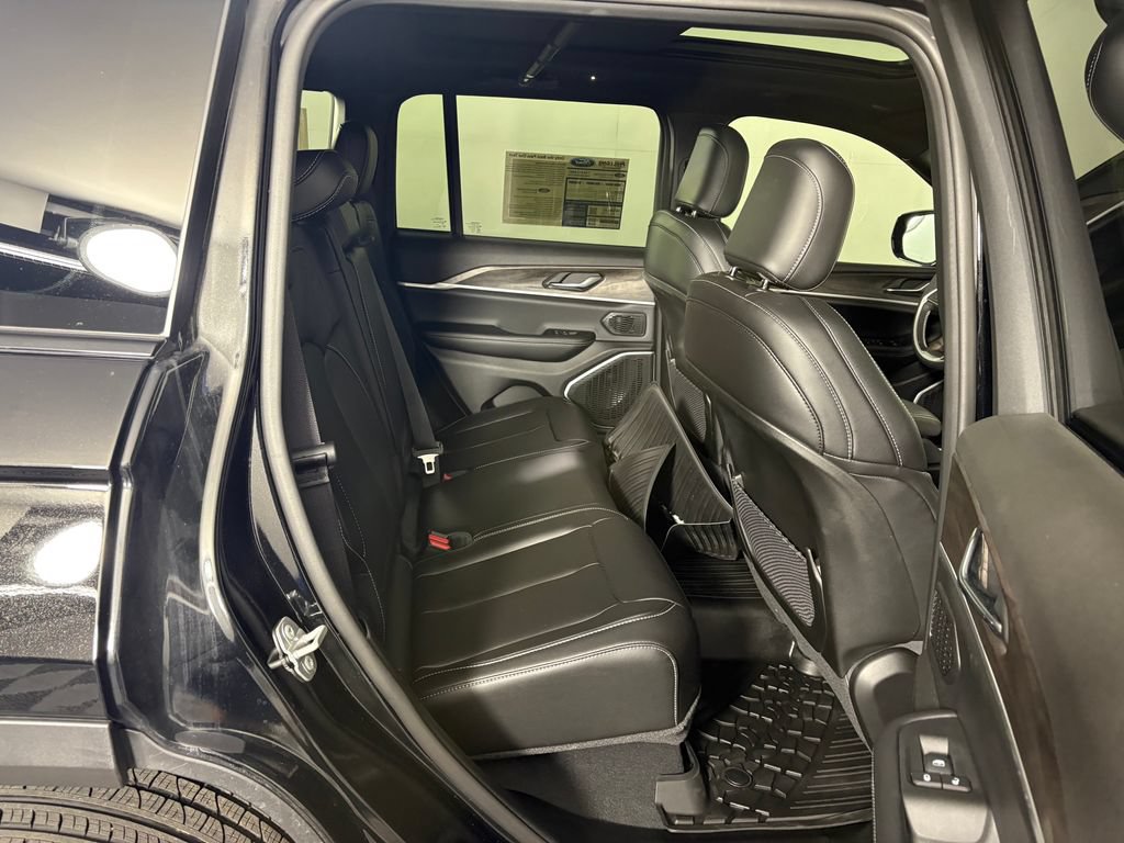 Used 2026 Jeep Grand Cherokee Limited w/ Limited Altitude Package AWD/4WD image 35