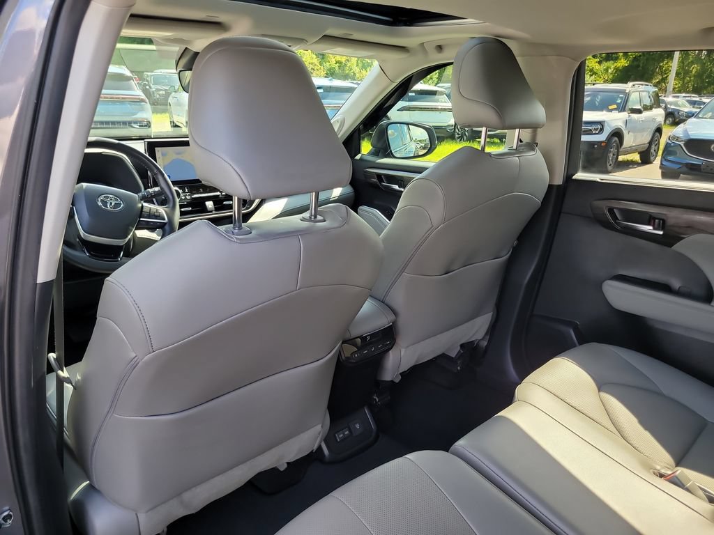 Used 2023 Toyota Highlander Limited FWD image 11