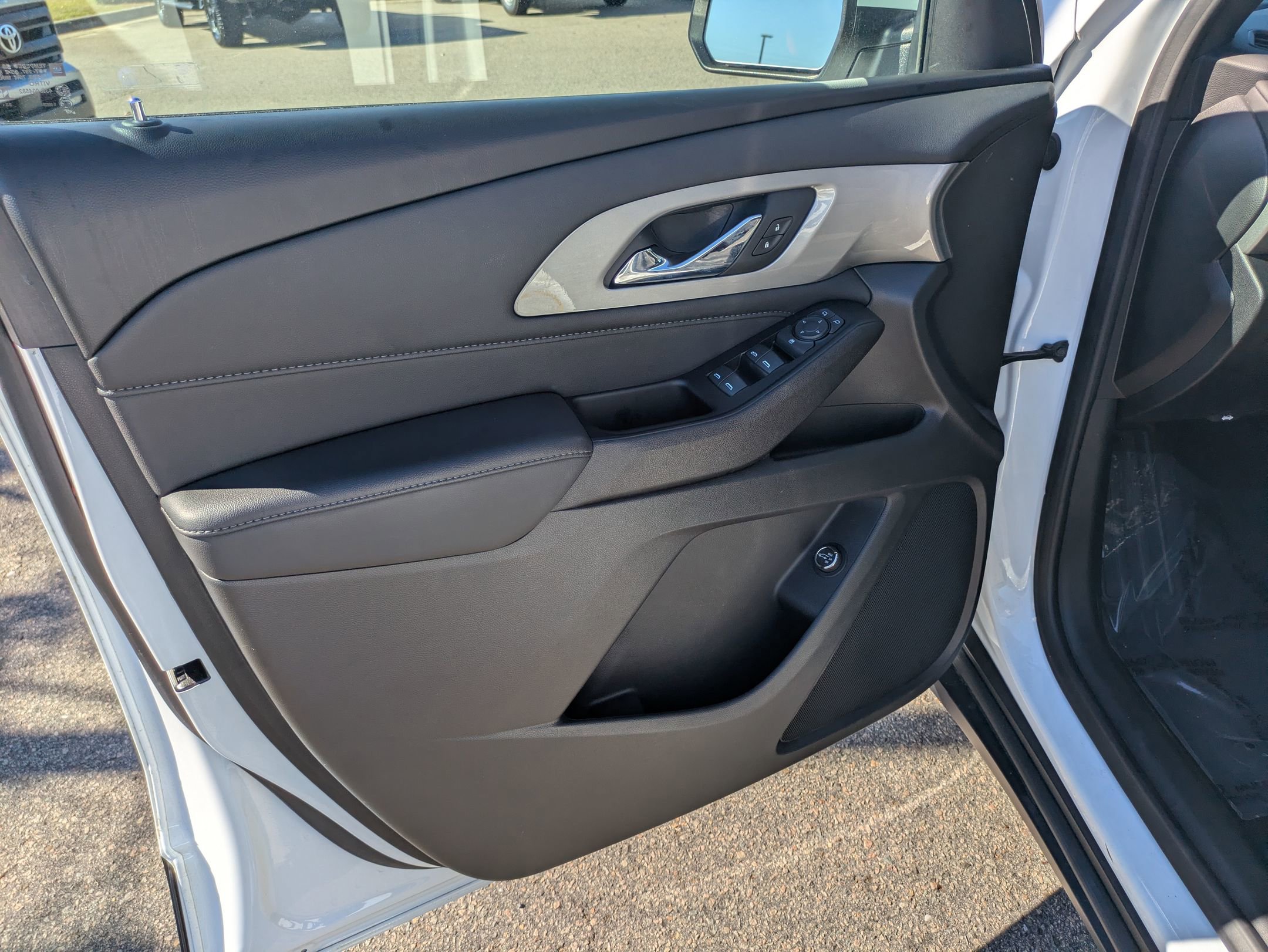 Used 2024 Chevrolet Traverse LT image 12