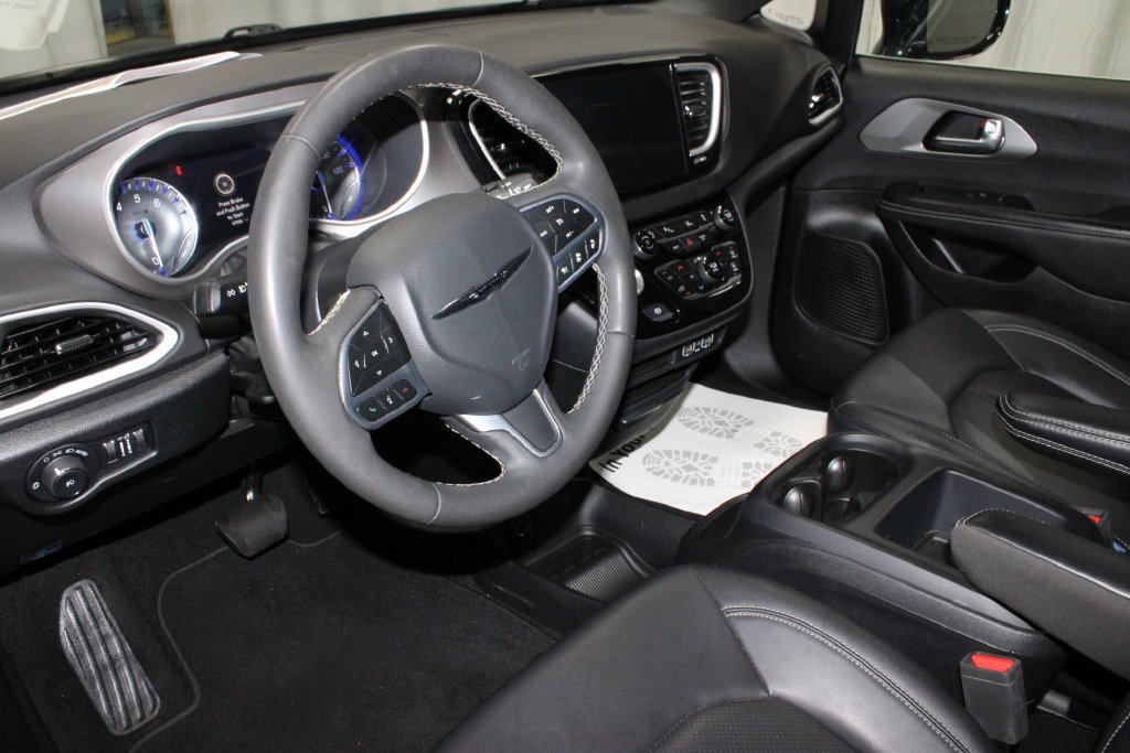 Used 2025 Chrysler Pacifica Select FWD image 23