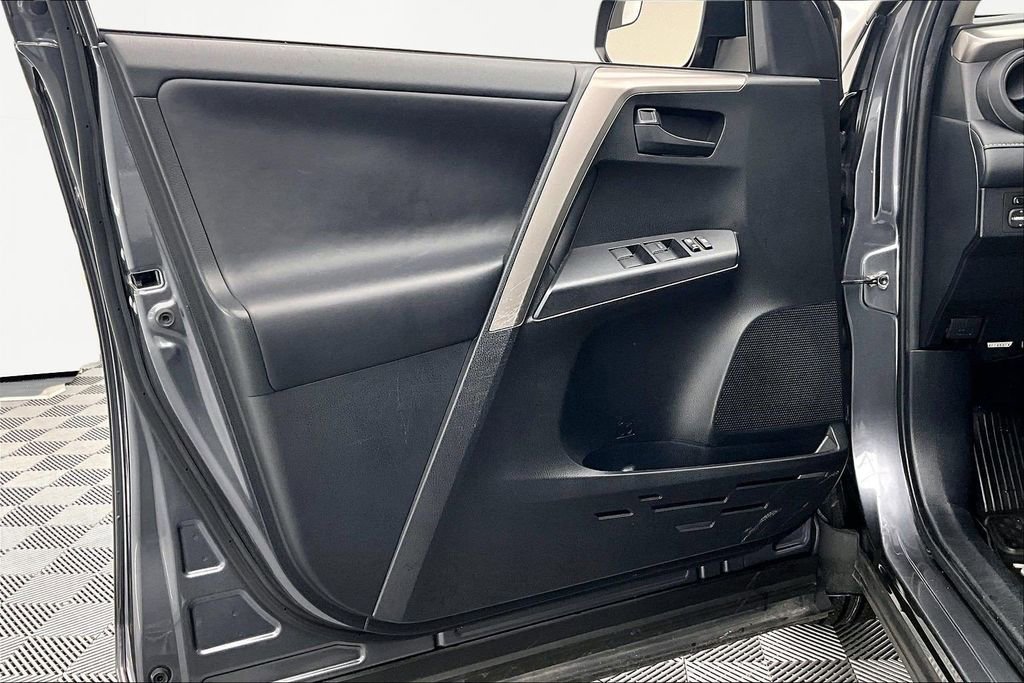 Used 2018 Toyota RAV4 LE image 23