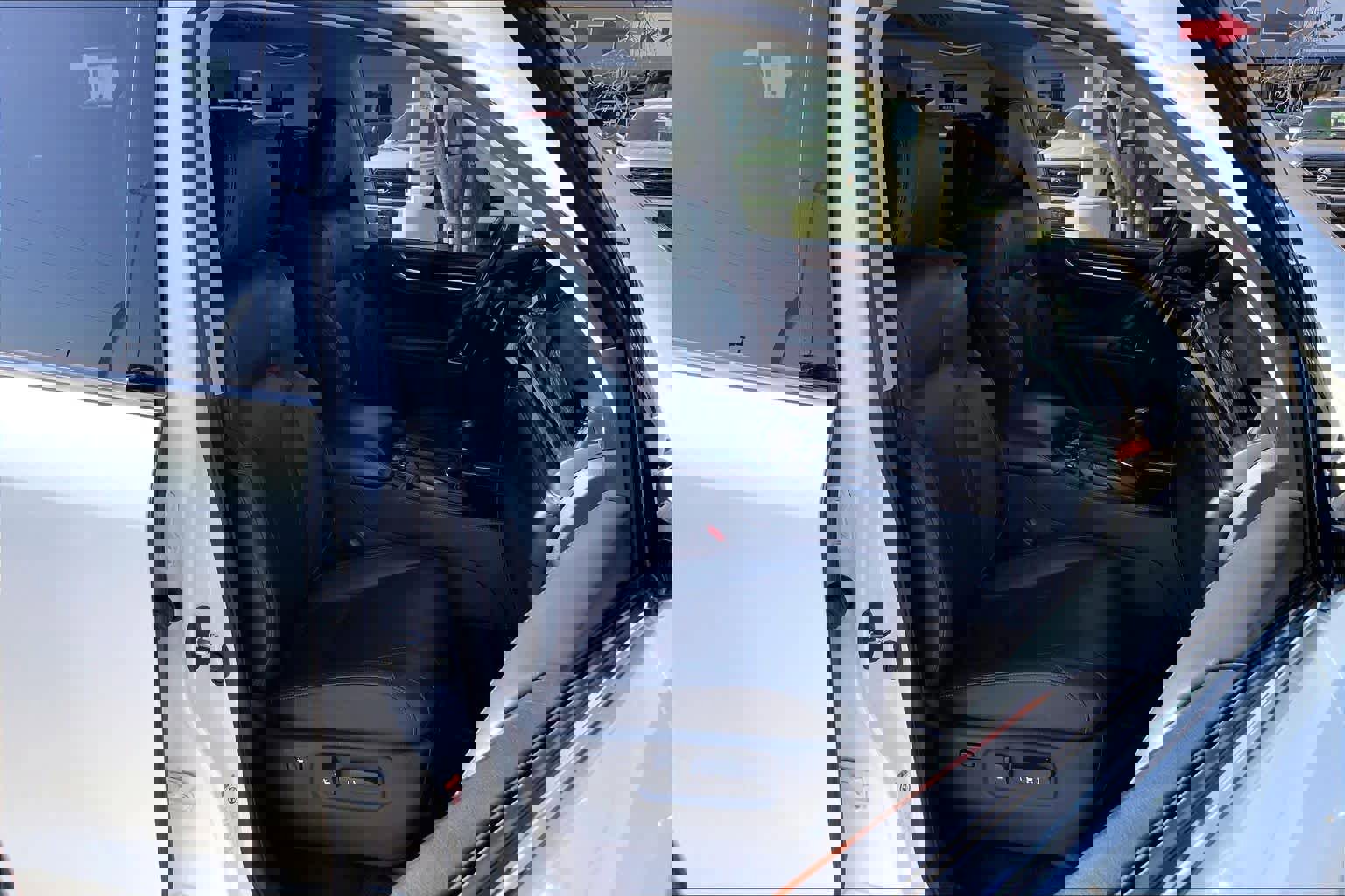 Used 2017 Lexus LX 570 4WD w/ Luxury Package image 11