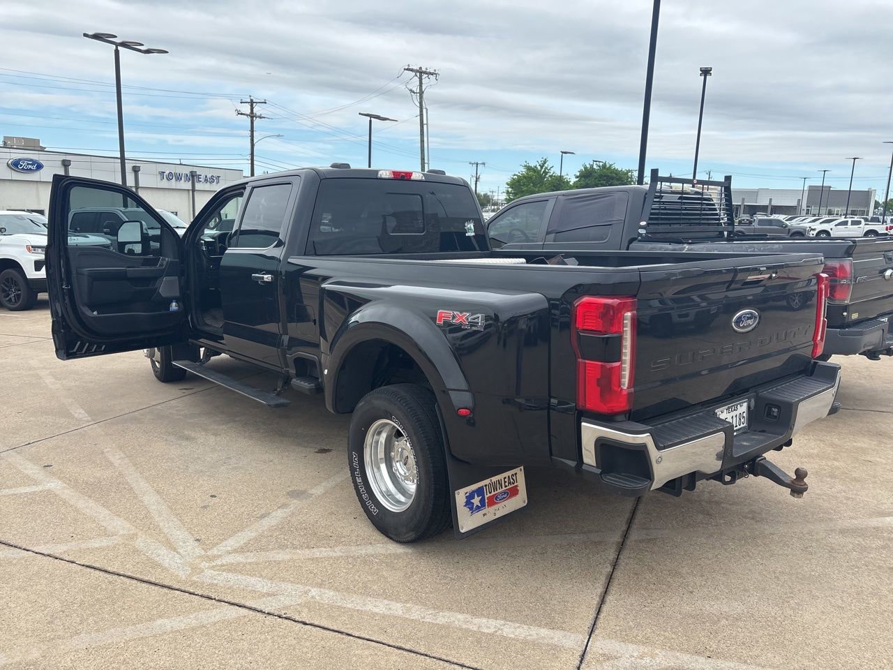 Certified 2023 Ford F350 Lariat w/ Lariat Ultimate Package image 2