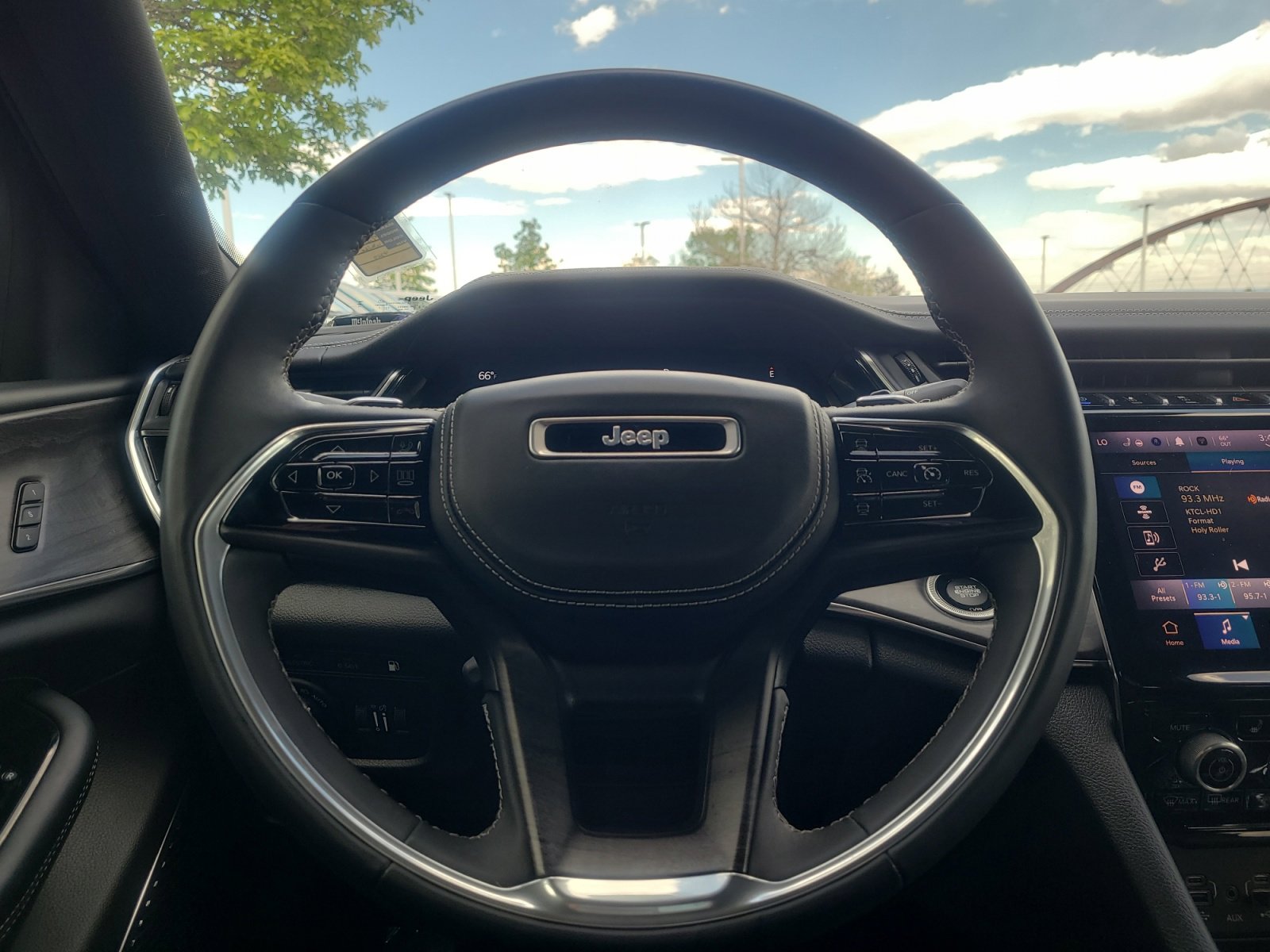 Used 2022 Jeep Grand Cherokee Overland AWD/4WD image 9