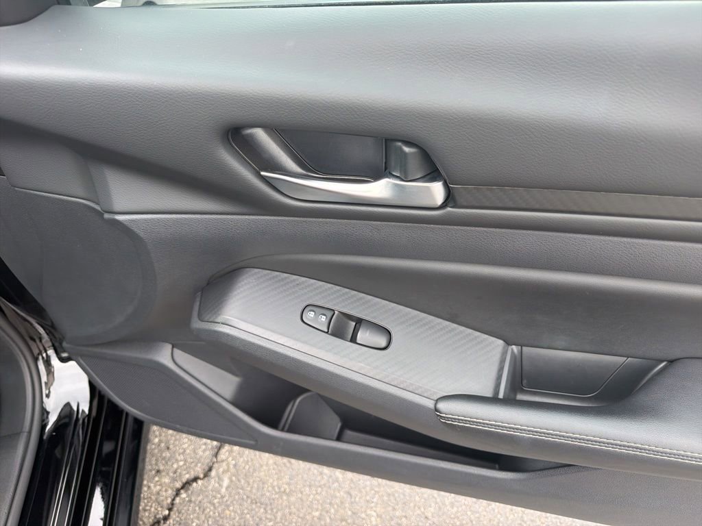 Used 2025 Nissan Altima 2.5 SV FWD image 34