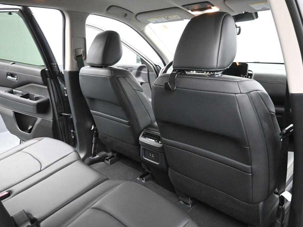 Used 2025 Nissan Pathfinder SL image 18