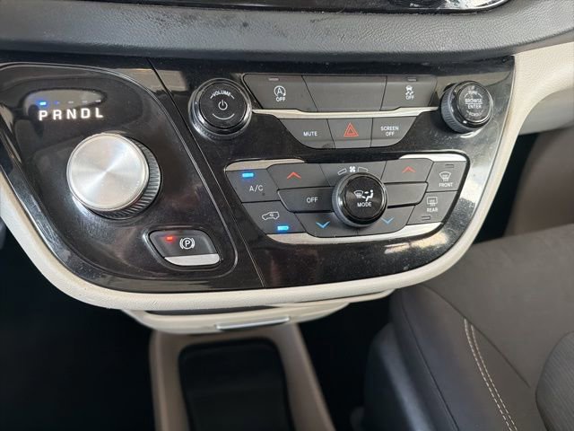 Used 2022 Chrysler Voyager LX image 24