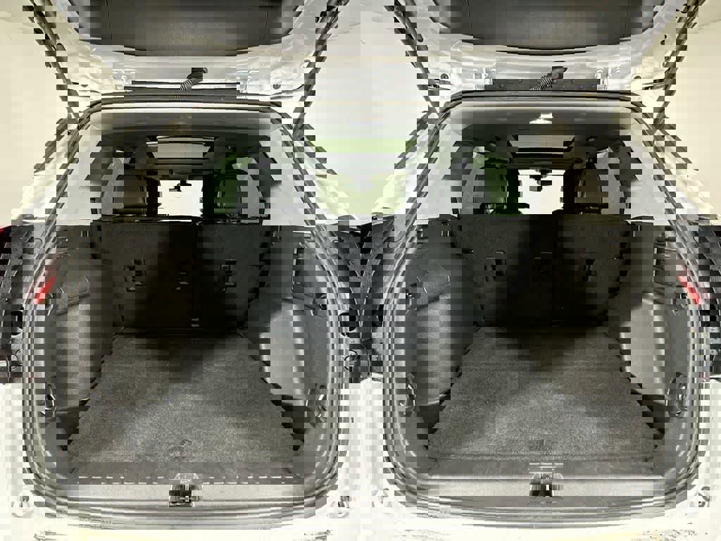 Used 2024 GMC Terrain SLT image 25