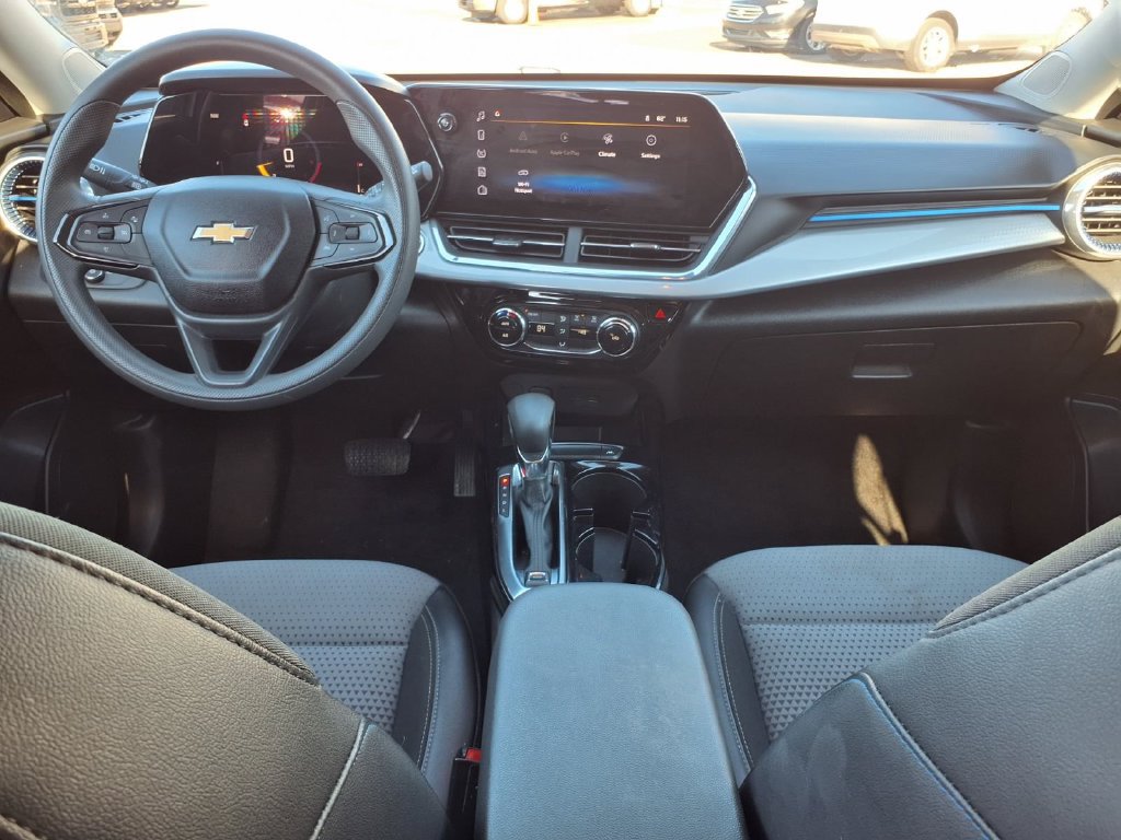 Used 2025 Chevrolet Trax LT FWD image 17