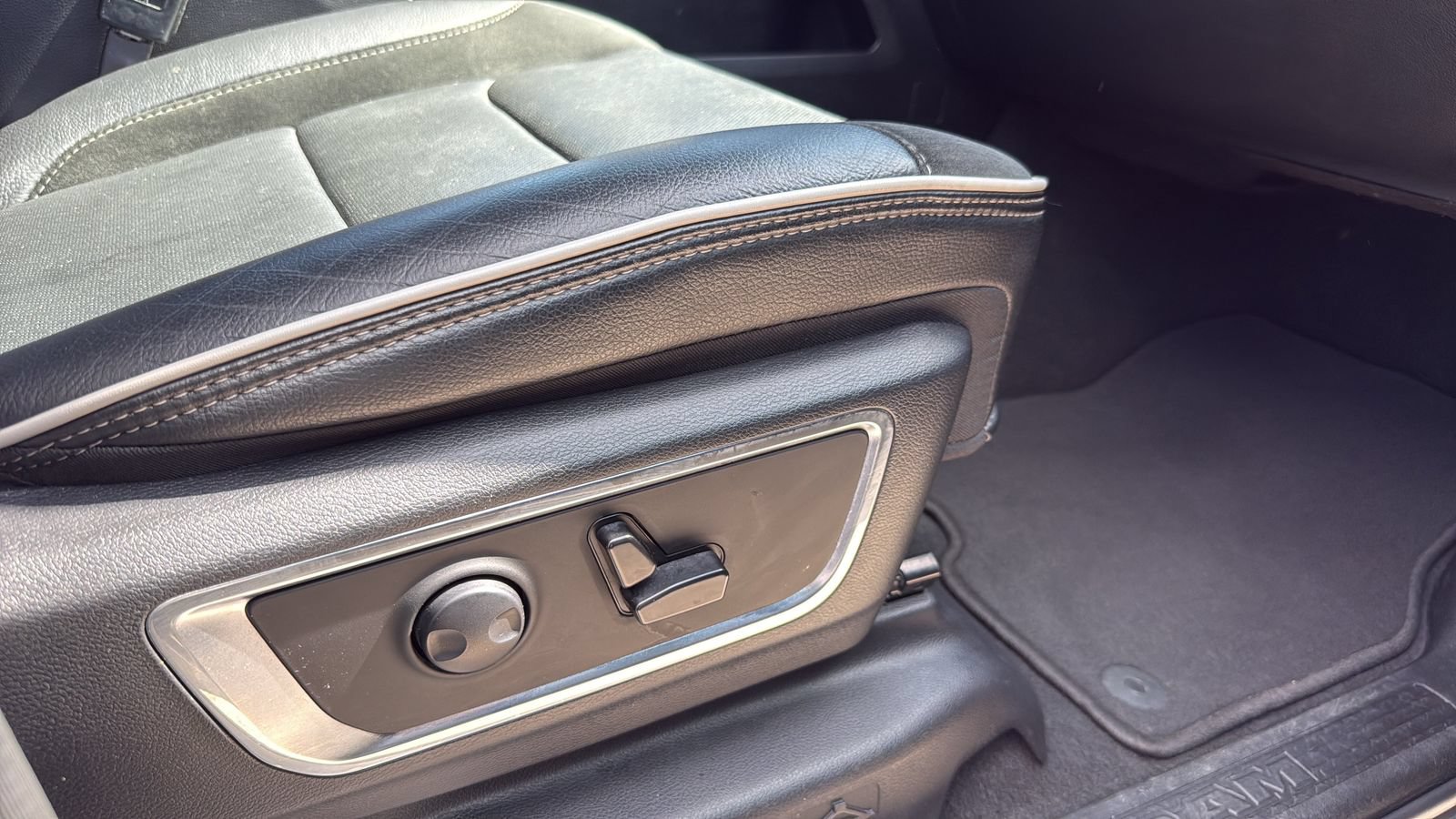 Used 2025 RAM 1500 Laramie AWD/4WD image 24