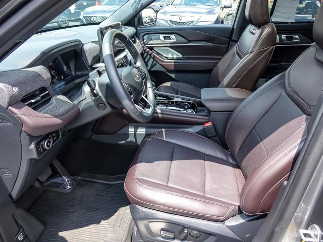 Certified 2025 Ford Explorer Platinum image 13