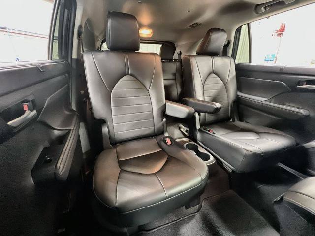 Used 2024 Toyota Highlander XLE FWD image 20