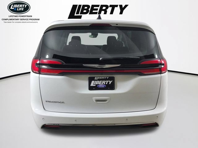 Used 2024 Chrysler Pacifica Touring-L FWD image 4