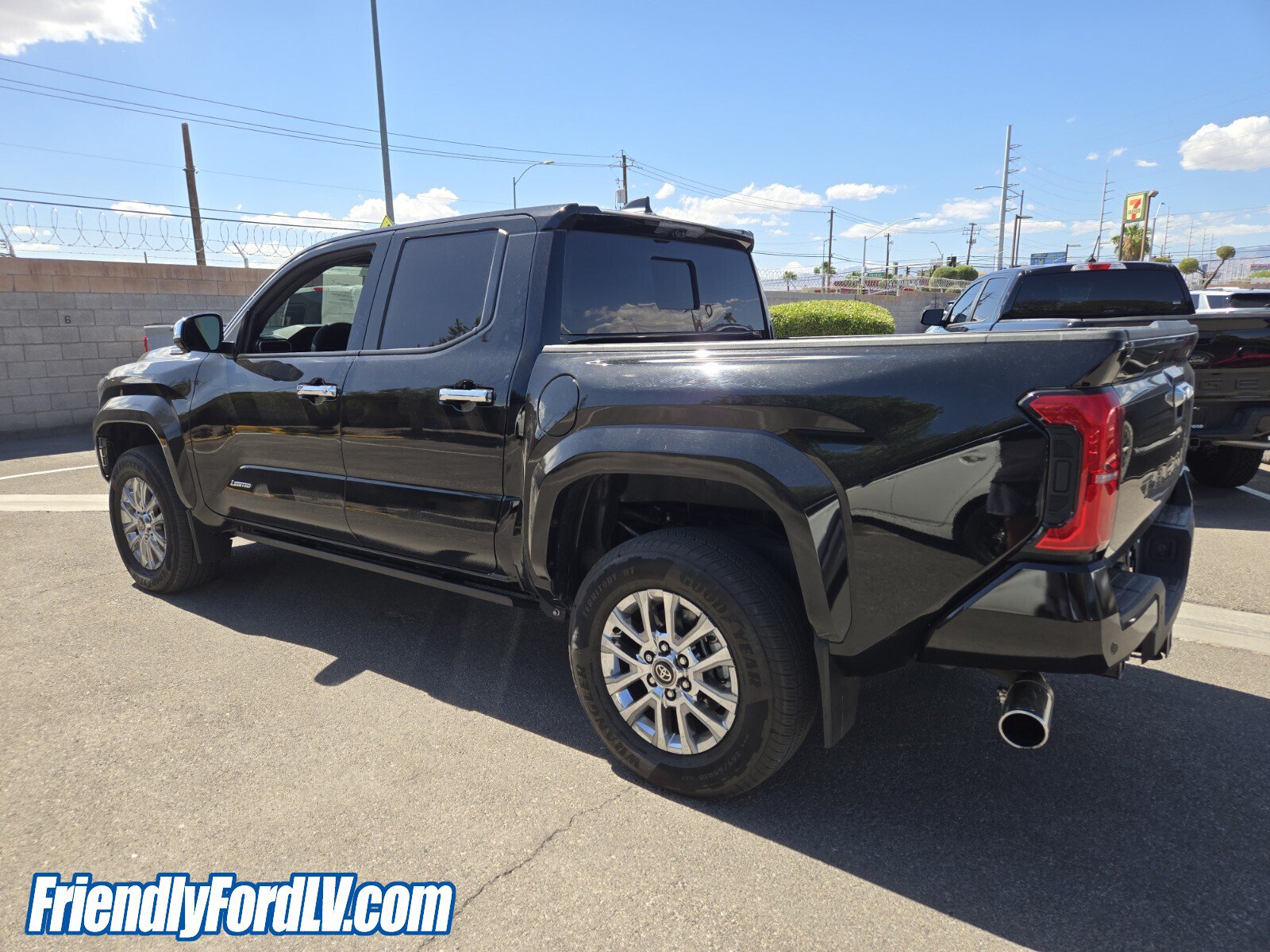Used 2025 Toyota Tacoma Limited AWD/4WD image 3