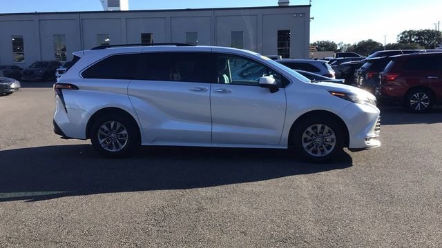 Used 2024 Toyota Sienna XLE image 6