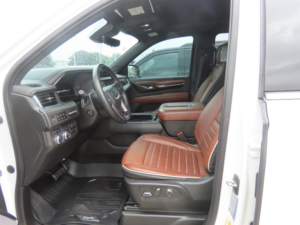 Used 2023 GMC Yukon XL Denali Ultimate w/ LPO, Floor Liner Package AWD/4WD image 24