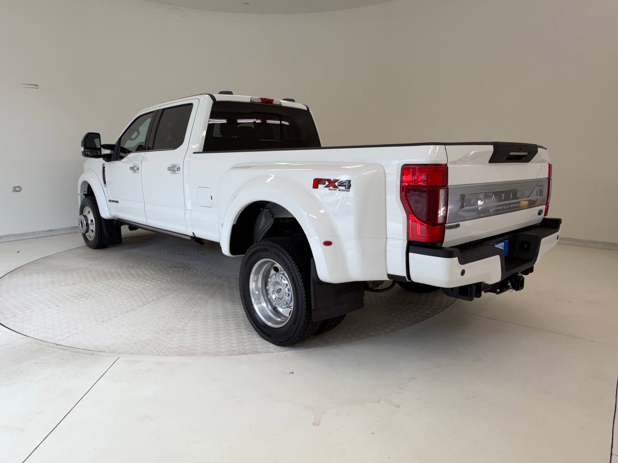Certified 2022 Ford F450 Platinum w/ FX4 Off-Road Package image 3