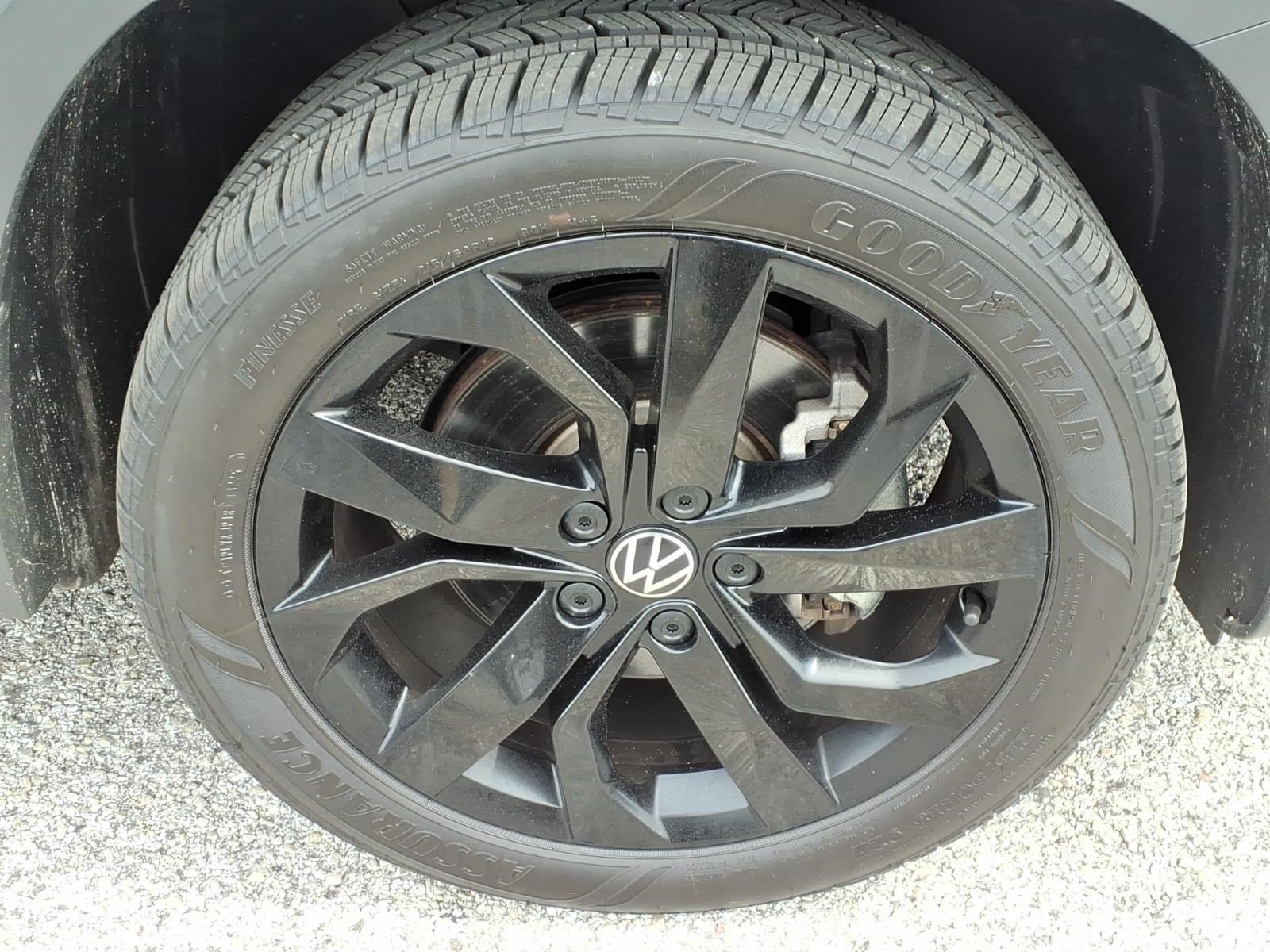 Used 2023 Volkswagen Taos SE w/ Panoramic Sunroof Package FWD image 8