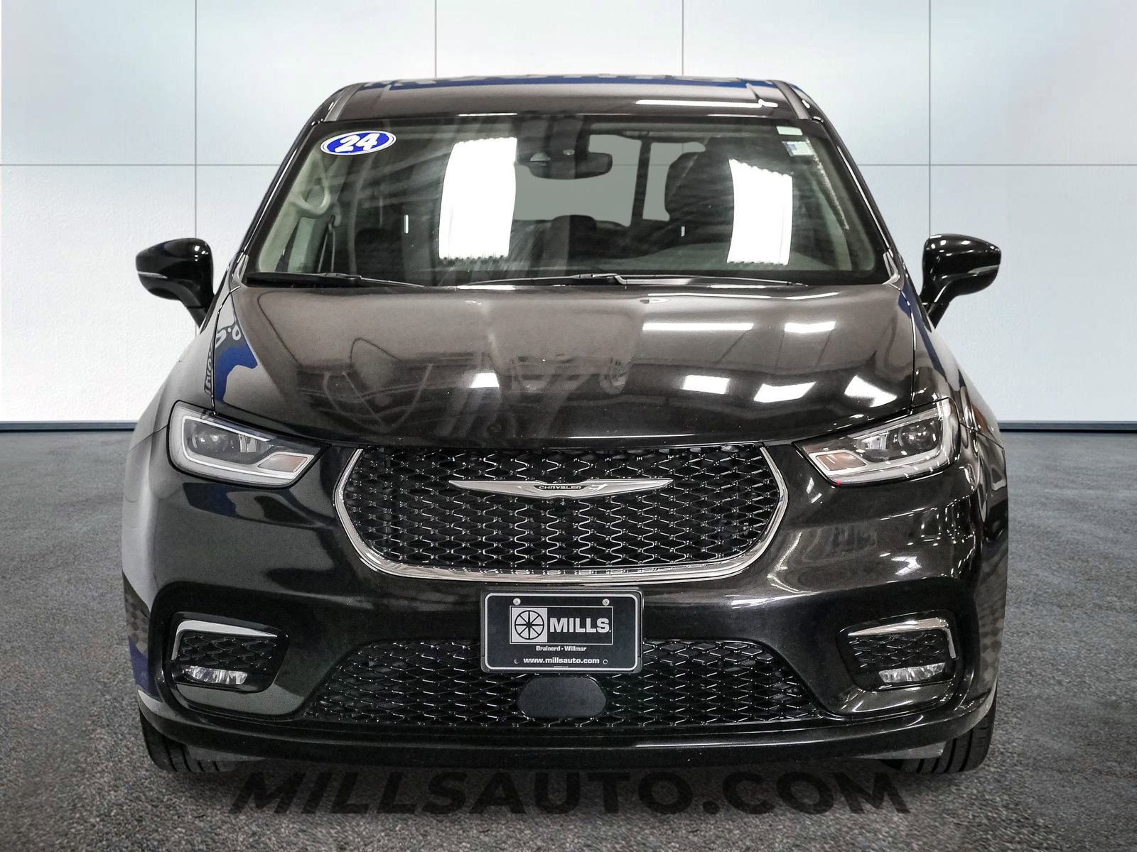 Used 2024 Chrysler Pacifica Touring-L image 12