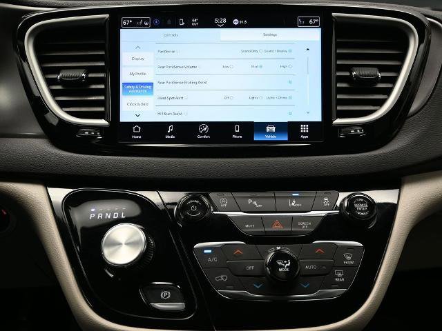 Used 2024 Chrysler Pacifica Touring-L image 32