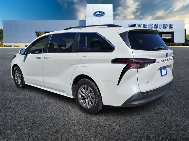 Used 2023 Toyota Sienna XLE image 5