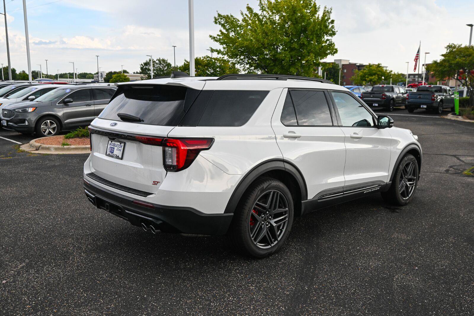 Certified 2025 Ford Explorer ST AWD/4WD image 5